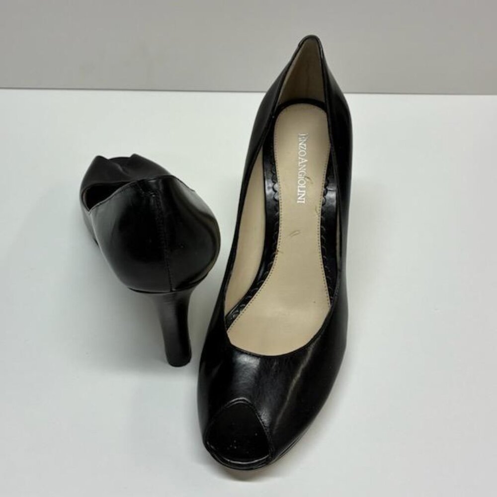 Women's elegant vintage black pumps